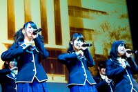 「手のひらの勇気」を披露するときめきアイドリング!!!。