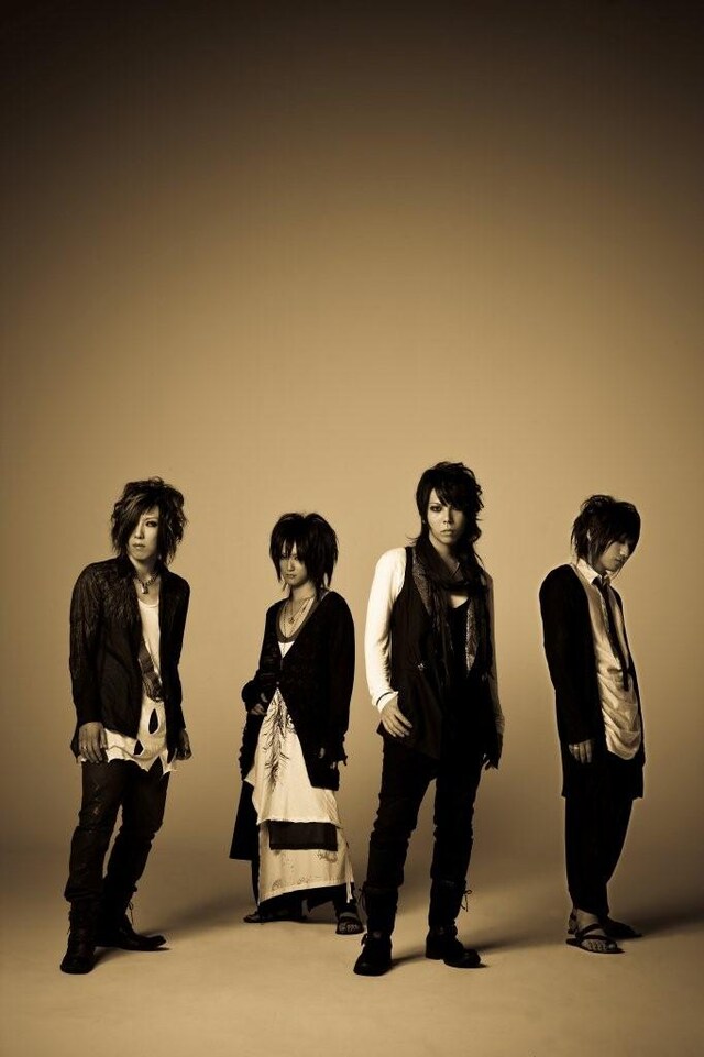 シングル「予感」の初回限定盤には表題曲のビデオクリップを収録したDVDが同梱。