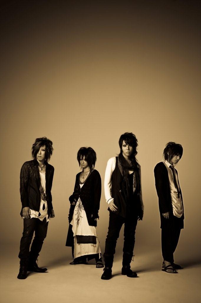 シングル「予感」の初回限定盤には表題曲のビデオクリップを収録したDVDが同梱。