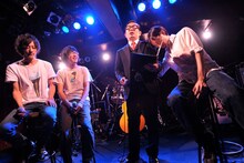 開催中のお見合いライブでは、相手アーティストから「ごめんなさい」と言われ続けているミドリカワ書房。9月24日に行われた公演でも、競演相手の未完成VS新世界から見事にお断りされてしまった（写真は当日のライブの様子）。