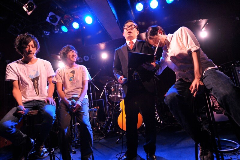 開催中のお見合いライブでは、相手アーティストから「ごめんなさい」と言われ続けているミドリカワ書房。9月24日に行われた公演でも、競演相手の未完成VS新世界から見事にお断りされてしまった（写真は当日のライブの様子）。