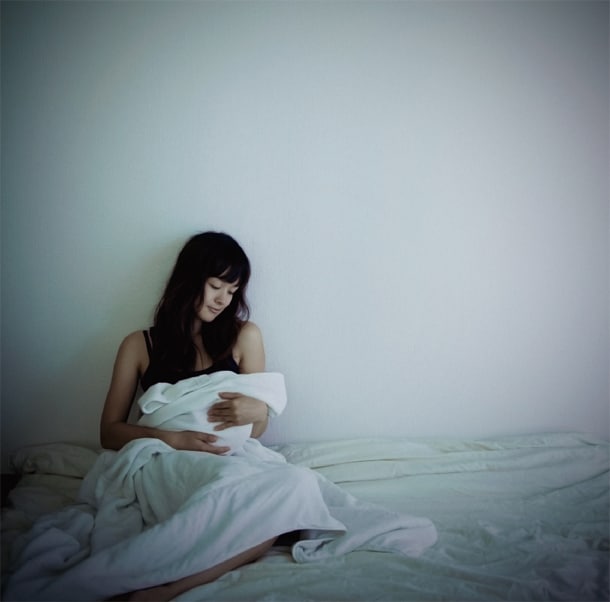 今回の2組のコラボは、2年前の9月にモーション・ブルー・ヨコハマで開催されたハピネスレコードのイベントがきっかけ。クニモンド瀧口のラブコールを受けて流線形のライブに比屋定が2曲参加して歌い、両者の相性が想像以上に良かったところからアルバム制作がスタートした（写真は「ナチュラル・ウーマン」ジャケット）。