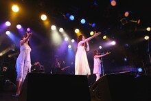 ダンサーを従えてのパフォーマンスも披露したタイナカサチ。ライブの最後には満員の客席に向かって何度もお辞儀を繰り返し、涙ぐむ場面もあった。