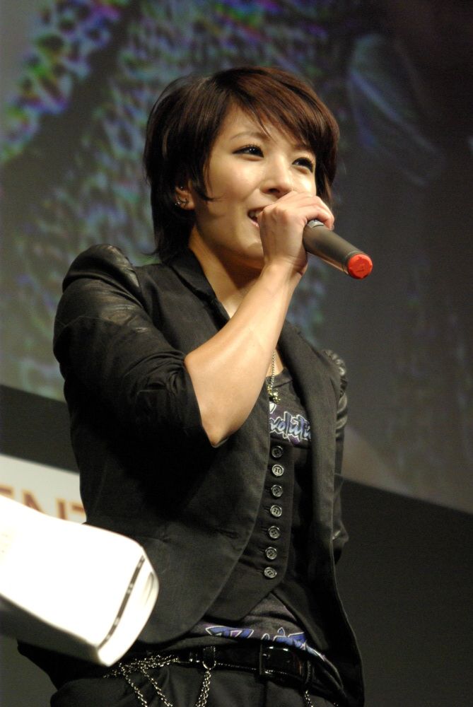 BoAは9月26日に幕張メッセで行なわれた「東京ゲームショウ2009」にサプライズで登場。トレードマークのロングヘアをバッサリ切ったショートカットを披露した。