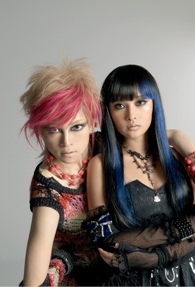 吉澤と石川はゴスロリユニット、HANGRY & ANGRYとしても活躍中（写真左がHANGRYこと吉澤、右がANGRYこと石川）。