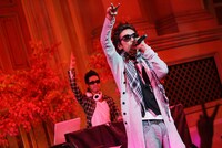 ピースサインを突き立てて会場を盛り上げるMC TOC（写真前方）とDJ KATSU（後方）。