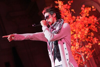 MC TOCは新曲「春夏秋冬」について「この曲はそれぞれの季節ごとに素敵な思い出を作って、それを横にいる大切な人に語りかけていく曲です。みなさんもぜひ大切な人を思い浮かべながら聞いてください」と語った。