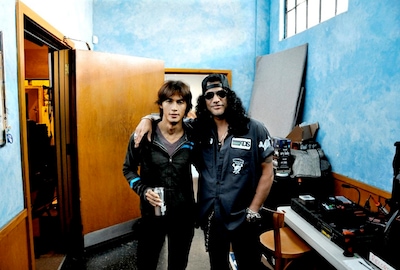 共通の知人を介して知り合ったという稲葉浩志（写真左）とスラッシュ（右）。「サハラ～feat.稲葉浩志」はこの夏、LAにてレコーディングされた。