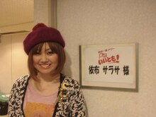 「2世タレントで得したことは？」の質問に「学校の先生の前で父親の真似をすると受けがいい」と話した依布サラサ。出演者のリクエストに応えたサラサは「お元気ですか？」と父の声真似を生披露した。