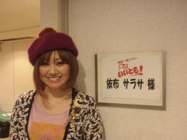 「2世タレントで得したことは？」の質問に「学校の先生の前で父親の真似をすると受けがいい」と話した依布サラサ。出演者のリクエストに応えたサラサは「お元気ですか？」と父の声真似を生披露した。