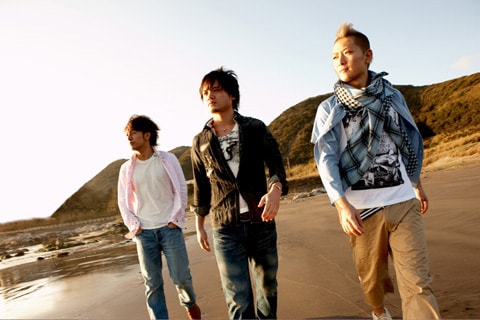 SunSet Swishは現在アコースティックツアーを開催中。全国各地の大学祭にも出演が決定している。