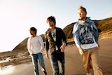 SunSet Swishは現在アコースティックツアーを開催中。全国各地の大学祭にも出演が決定している。