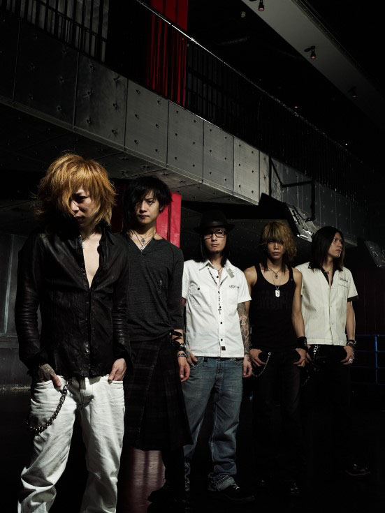 DIR EN GREYは11月に全米ヘッドラインツアーの開催、12月2日にニューシングル「激しさと、この胸の中で絡み付いた灼熱の闇」の発売を控えている。