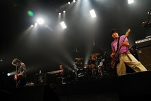 写真は昨年9月に新木場STUDIO COASTで開催された「SHINKIBA JUNCTION 2009 また倶知安じゃないジャン！」でのスパゴーのライブの模様。このライブ映像を収めたDVDは4月21日にリリースされた。