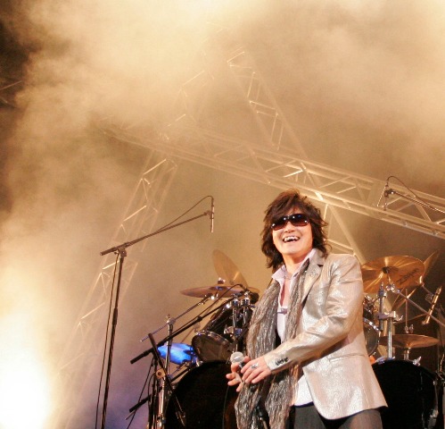 「TOSHI with T-EARTH SUMMER LIVE in AKASAKA BLITZ」（写真）はボーナス映像も収めたDVD2枚組。