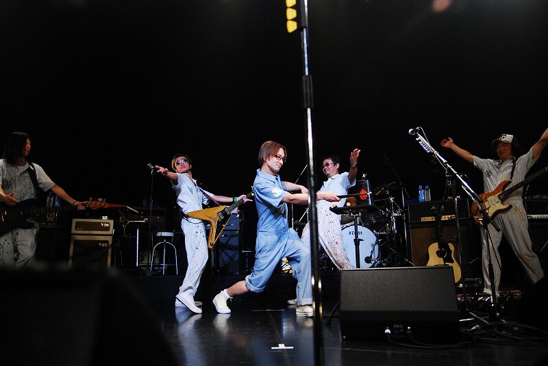 ユニコーンの演奏中に乱入するテッチ。つなぎもお似合い。