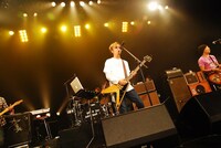 ステージ上で華麗に復活したABEX GO GO。阿部のかたわらには鈍く光るMacBook Proが。