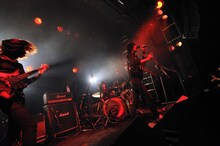 佐々木亮介のインフルエンザA型感染により一時的に活動休止中の彼ら。ライブ活動は10月10日開催のイベント「Mega☆Rocks 2009」より再開する予定だ。