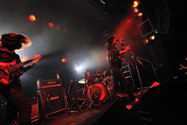 佐々木亮介のインフルエンザA型感染により一時的に活動休止中の彼ら。ライブ活動は10月10日開催のイベント「Mega☆Rocks 2009」より再開する予定だ。