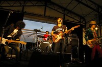 初期衝動あふれるパフォーマンスも魅力だったザ・ビートモーターズ。