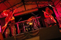 耳をつんざくような轟音でオーディエンスをとりこにしたdetroit7。