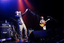 「サマーヌード」を演奏する真心ブラザーズ。