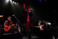 「STONE」を演奏する真心ブラザーズ＋あつや。