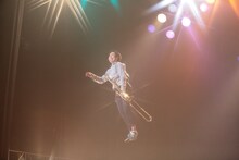 「ホニャララのツアー」ツアー千秋楽となった3月1日のSHIBUYA-AX公演では、フロントマンの浜野謙太がピーターパンよろしく宙を舞い、永遠の少年ぶりをアピールした。