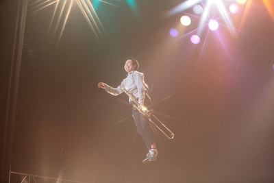 「ホニャララのツアー」ツアー千秋楽となった3月1日のSHIBUYA-AX公演では、フロントマンの浜野謙太がピーターパンよろしく宙を舞い、永遠の少年ぶりをアピールした。