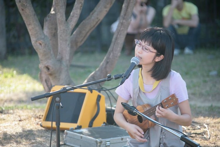 つじあやのが秋空の鴨川でほのぼのフリーライブ実施 音楽ナタリー