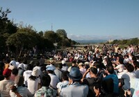 約400名の観客が鴨川河川敷に集った。