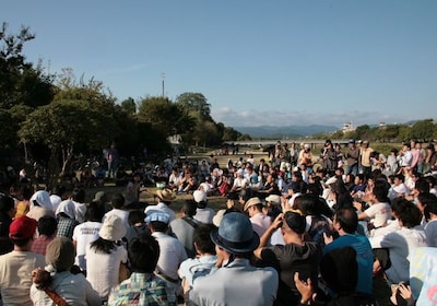 約400名の観客が鴨川河川敷に集った。