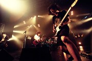 9mm Parabellum Bulletの菅原はMCで残響レーベルの良さを語る一方、出演者の多さに「やりすぎじゃない？ こんなにバンド呼んでさ（笑）」と言って会場を笑わせた。