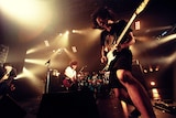 9mm Parabellum Bulletの菅原はMCで残響レーベルの良さを語る一方、出演者の多さに「やりすぎじゃない? こんなにバンド呼んでさ(笑)」と言って会場を笑わせた。