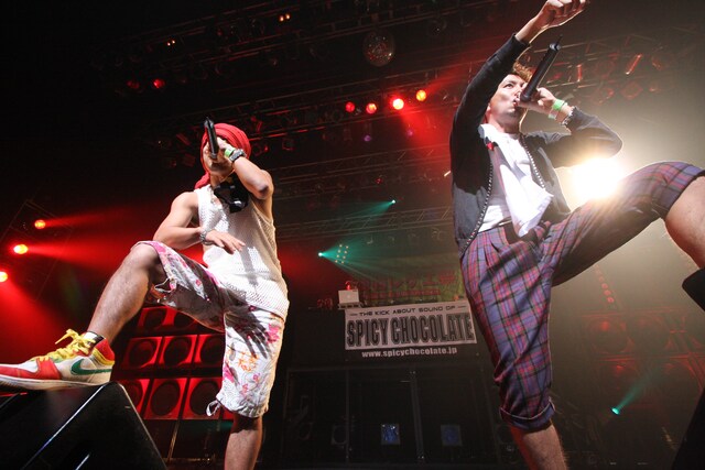 フロアを煽る湘南乃風のShock EyeとHUN-KUN。