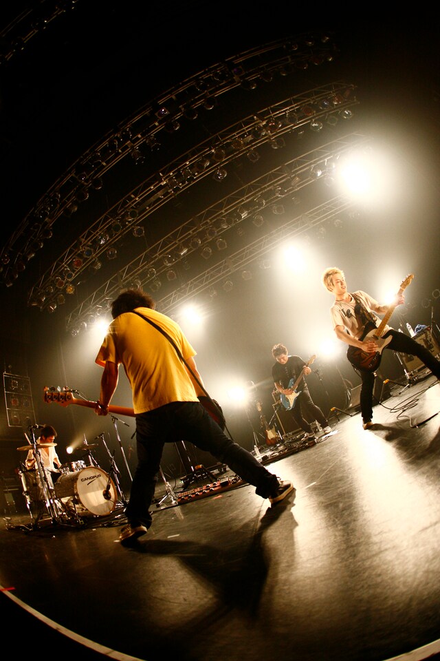 毎年9月21日は「残響祭」のため自宅で誕生日を過ごしたことがないというte'のmasa（写真中央）。アンコールでケーキがプレゼントされると、その場でかじりついた。