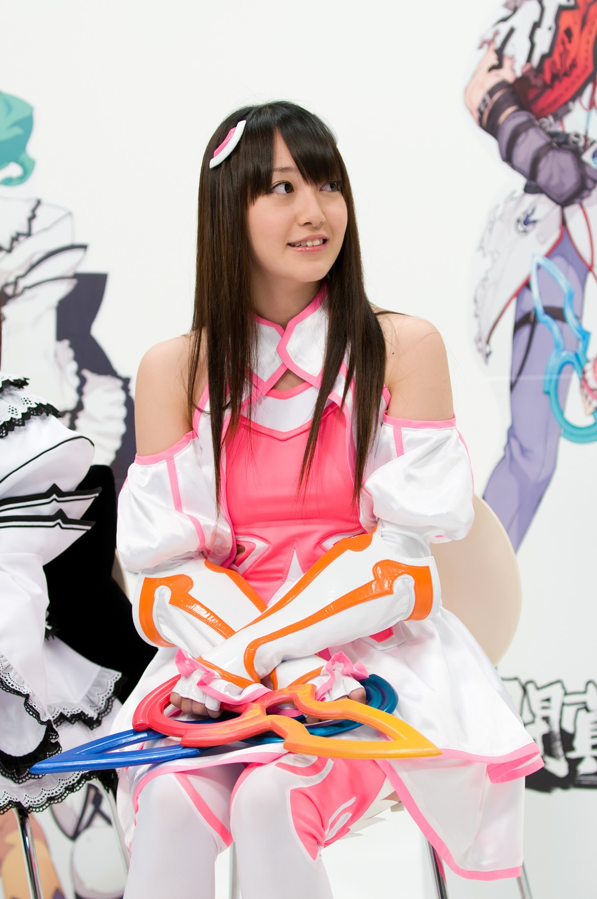 お互いのコスプレについて感想を求められると、佐藤は「さっき手を洗おうとしたら、ゆいみんがこの格好のまま出てきて（笑）。でも不思議なのが、普段から着てるんじゃないかと思うほどしっくりくるんです。ゆいみんが普段からこれを着ていても、私は受け入れられるなってくらい、似合ってます」とコメント。