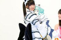 松下は衣装のポイントについて問われると、「カチューシャに付いているネコ耳と（手に持っている）ナイトメアのペケちゃん、それと背中にある大きなリボンです」と言って背中を向けた。