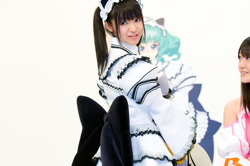 松下は衣装のポイントについて問われると、「カチューシャに付いているネコ耳と（手に持っている）ナイトメアのペケちゃん、それと背中にある大きなリボンです」と言って背中を向けた。