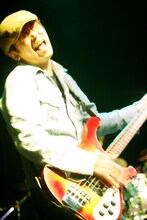 沖井礼二のトレードマーク、メガネ＆リッケンは健在。「残尿感のないように」と懐かしいフレーズで観客を煽り演奏したラストの「Gangsters」では、目深にかぶったハンチングが吹き飛ぶほどの激しいベースプレイを見せた。Photo: Takuya Furusue