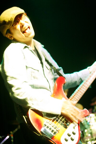 沖井礼二のトレードマーク、メガネ＆リッケンは健在。「残尿感のないように」と懐かしいフレーズで観客を煽り演奏したラストの「Gangsters」では、目深にかぶったハンチングが吹き飛ぶほどの激しいベースプレイを見せた。Photo: Takuya Furusue