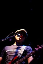 「男四人というのはロック・バンドとして最も美しいと思うのだが、自分でもそれが出来る日が来るとは」と語る沖井礼二。1stライブでどのようなサウンドを届けてくれるのか興味深いところだ（写真は2009年9月17日、FROGワンマンライブ東京公演の様子／Photo: Takuya Furusue）。