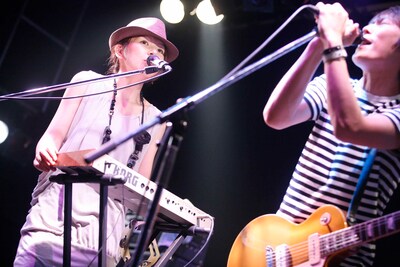 ボーカルを務めた青野りえ（写真左）と新井仁（右）の2人。Photo: Takuya Furusue