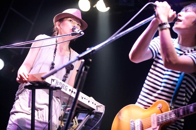 ボーカルを務めた青野りえ（写真左）と新井仁（右）の2人。Photo: Takuya Furusue