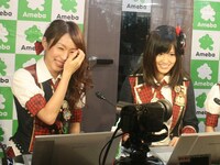 アメーバピグのヘビーユーザーである大堀は、他のメンバーへ使い方を詳しく解説。