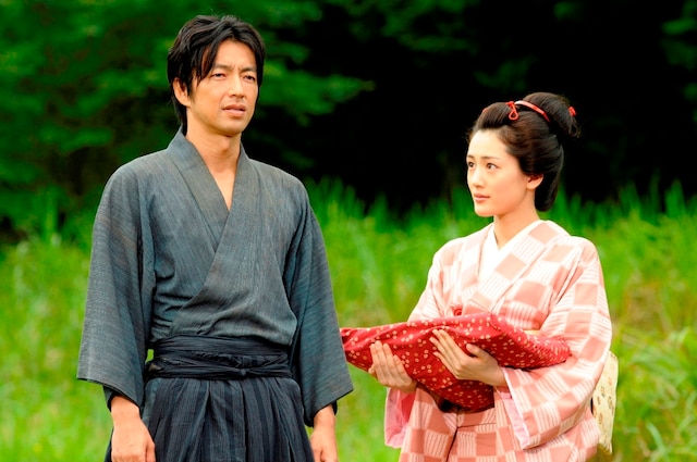 主人公の南方仁を演じるのは大沢たかお（写真左）。綾瀬はるか（写真右）は南方仁の影響で医術に興味を持つ橘咲役を演じる。