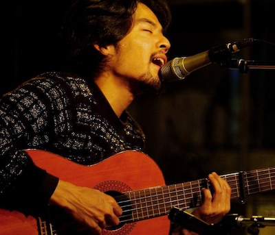 七尾が提案する音楽界のバーリトゥード「百人組手」。音楽はもはや格闘技だ。ちなみに2008年の第1回にはrei harakamiがベースを武器に登場。そのほかL?K?Oや川本真琴、内橋和久、吉田達也、島地保武（舞踏家）といったそうそうたる顔ぶれが集まった。