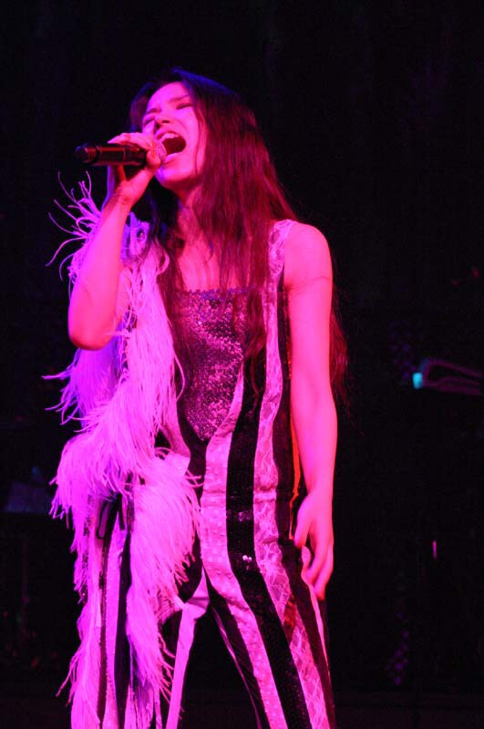 パワフルな歌声で1500人のファンを魅了させたSuperfly。