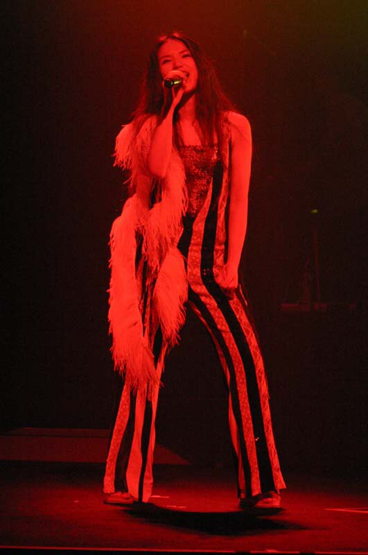 1960年代のロックスターを思わせる衣装もツアーの見どころ。