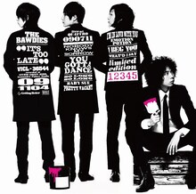 シングル「IT'S TOO LATE」ジャケット。右から2番目、JIMの腰あたりに用意された枠にシリアルナンバーが刻まれる（写真はサンプル）。